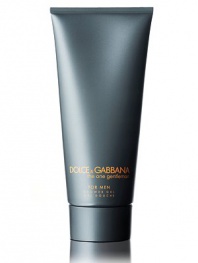This rich shower gel cleans with a moisturizing lather scented with The One Gentleman. A sublime oriental fougere with vibrant top notes of grapefruit, apple and pepper leading to sophisticated lavender andpatchouli notes blended with a rich cedarwood and vanilla base. This is ultimate connoisseur's scent reflecting the refined charm of a gentleman. 6.7 oz. 