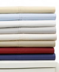 Dream in luxury. The Huntley flat sheet from Lauren by Ralph Lauren boasts soft 400-thread count cotton for a look and feel that will keep you cozy night after night. Finished with a subtle pleated detail along the hem. Comes in an array of hues that range from bold to muted.