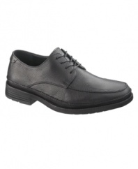 Casual cool meets modern polish with these textured moc toe oxford men's dress shoes from Hush Puppies.