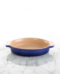 Prepare everything from peach cobbler to macaroni and cheese in this durable stoneware dish. Its practical shape and innovative surface goes from freezer to oven or microwave to the table for serving. Resists stains, cracks and odor retention. Side handles.