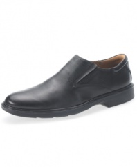 Cool and comfortable enough to bridge the work week and the weekend, these smooth plain toe loafers from Bostonian add the right amount of style and versatility to your everyday rotation of men's dress shoes.