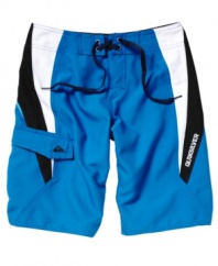 In a cool trio of hues, these Quiksilver board shorts are an beach-ready classic with a modern twist.