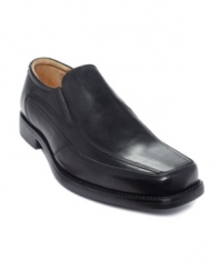 The tonal stitching on this pair of men's dress shoes adds a sleek touch to these smooth bike toe loafers for men from Bostonian, making them the perfect foundation for any buttoned up look.