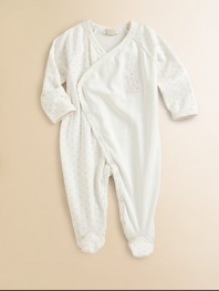 Polka dots and a cute giraffe appliqué make this precious, pima cotton one-piece a must-have for baby.V-neckLong sleeves with mitten cuffsFront crossover snapsBottom snapsPima cottonMachine washImported Please note: Number of snaps may vary depending on size ordered. 