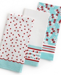 What a mix-up-a clever blend of florals, micro-dots and a scalloped design adds a playful, vintage appeal to your space. Crafted from 100% cotton twill, this durable set is perfect for cleaning up, wiping up or just adding a finish touch to your space.