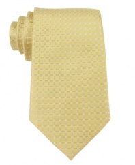 Tonal geometric details adds just the right amount of texture to this sleek tie from Donald Trump.
