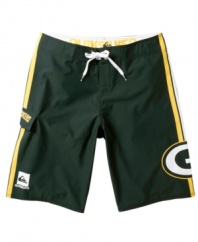 Weather might change but your love for football doesn't. Show off your allegiance to the Green Bay Packers even during the off-season with these NFL board shorts from Quiksilver.