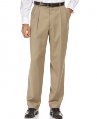 A cool, comfortable complement to any dressed-up look, these timeless dress pants from Club Room add plenty of versatility to your workweek wardrobe.