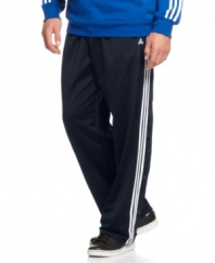 With convenient snaps down each side, the tear-away design of these adidas track pants let you get in the game fast without the fuss of suiting up.