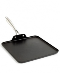 Featuring ArmorGuard™ technology, this square griddle has the durability and professional performance that hard anodized pieces are known for, plus the convenience of cleaning up in the dishwasher. A revolutionary design with an unbelievably strong nonstick finish. Lifetime warranty.