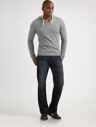 An all-time favorite, fashioned in an easy fitting, slim-straight silhouette with medium fading and whiskering.Five-pocket styleInseam, about 32CottonMachine washMade in USA