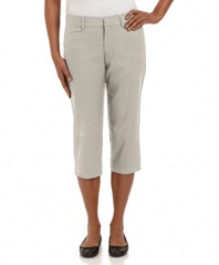 These basic capris from Dockers offer a flattering cropped leg and a cotton fabric blend with stretch for a great fit. Pair them with anything from a button-down shirt to a scoopneck tee for everyday ease!